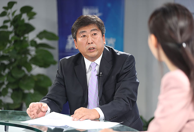 具體落在實處就是把方向，管大局，保落實