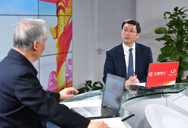 您再給我們梳理一下，黨章中有關&ldquo;基本路線&rdquo;的修改情況。