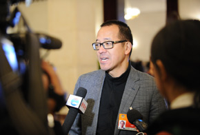 全國政協委員俞敏洪接受記者采訪