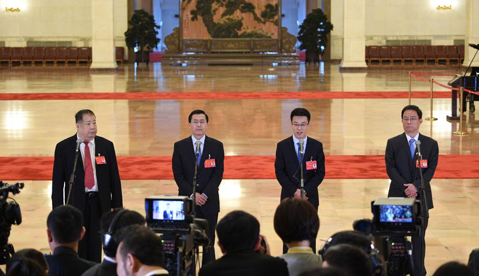 凌解放、王立平、徐川、黃一兵接受采訪