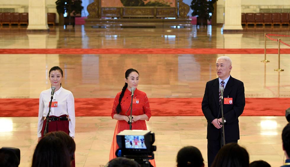 肖笑波、侯艷、徐俊接受采訪