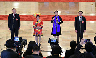 蔡松濤、杜麗群、楊小玲、賈立群代表接受采訪