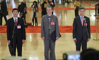 吳曉光、胡偉武、金東寒代表接受采訪