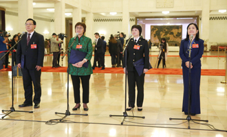 蔣成華、邵蕓、甘露、周宇代表接受采訪