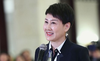 全國政協(xié)委員張凱麗在&ldquo;委員通道&rdquo;接受采訪