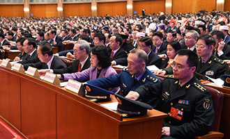 與會代表在表決總監票人、監票人名單草案