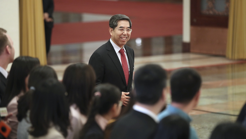 馬建堂步入&ldquo;部長通道&rdquo;，準備接受采訪