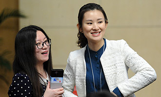 發布會現場的美女記者