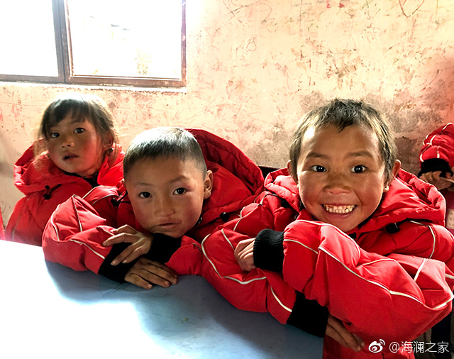 在四川省西南部川滇交界處的大涼山深處，坐落著一所紅旗小學。每當最寒冷的季節到來，這里的許多孩子們不得不共用一件冬衣御寒。 &ldquo;多一克溫暖&rdquo;與暖流計劃記錄下了孩子們開心的笑臉。這些笑臉，都是&ldquo;多一克溫暖&rdquo;前行中的源源動力。
