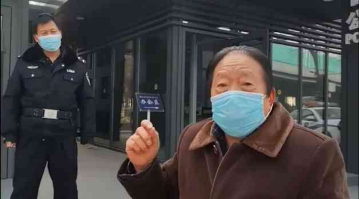 社區封閉，76歲的他為什么要出來