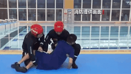 水中遇險 如何自救與施救？黃金30秒 如何將溺水者救上岸？