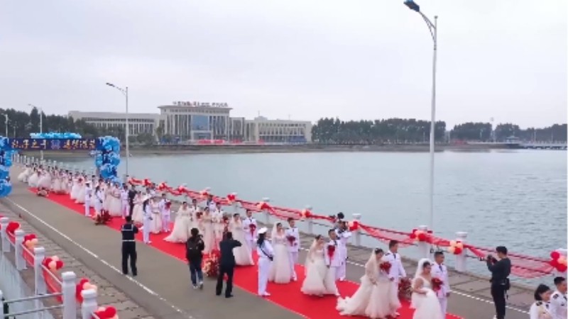 乘風破浪來娶你！海軍某部30對新人舉行集體婚禮