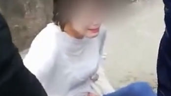 四川一女子墜河欲輕生，兩名消防員一躍而下