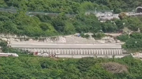 臺灣花蓮：臺鐵一列車發生出軌事故&mdash;&mdash;37人無生命跡象 多節車廂變形