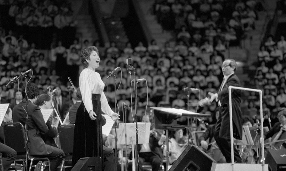 女高音歌唱家汪燕燕在香港&ldquo;黃河音樂節(jié)&rdquo;上演唱《黃河怨》。