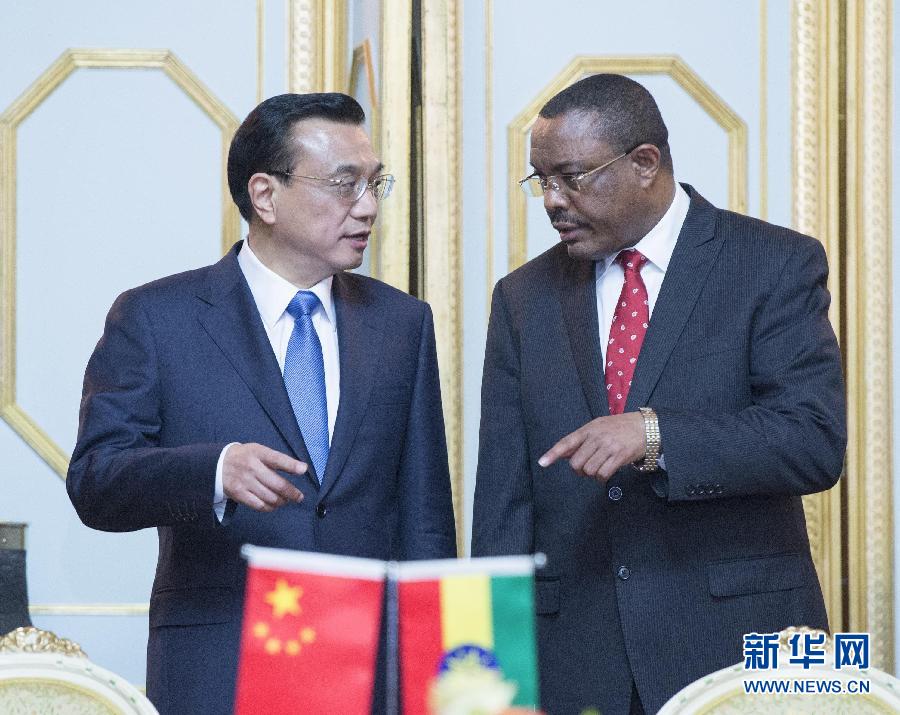 5月4日，中國國務(wù)院總理李克強(qiáng)在亞的斯亞貝巴與埃塞俄比亞總理海爾馬里亞姆舉行會談。這是會談后，李克強(qiáng)與海爾馬里亞姆共同出席有關(guān)文件簽字儀式。 新華社記者 王曄 攝