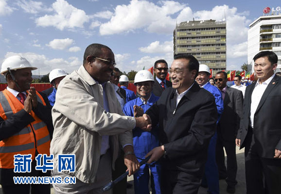 5月5日，中國國務(wù)院總理李克強(qiáng)考察亞的斯亞貝巴輕軌項目，埃塞俄比亞總理海爾馬里亞姆陪同。新華社記者 李學(xué)仁 攝