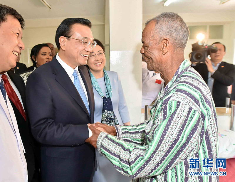 5月6日，中國國務(wù)院總理李克強(qiáng)與埃塞俄比亞總統(tǒng)穆拉圖一同來到亞的斯亞貝巴阿勒塔醫(yī)院，看望受益于中國免費白內(nèi)障手術(shù)&ldquo;光明行&rdquo;活動的埃塞俄比亞患者。新華社記者 李濤 攝 