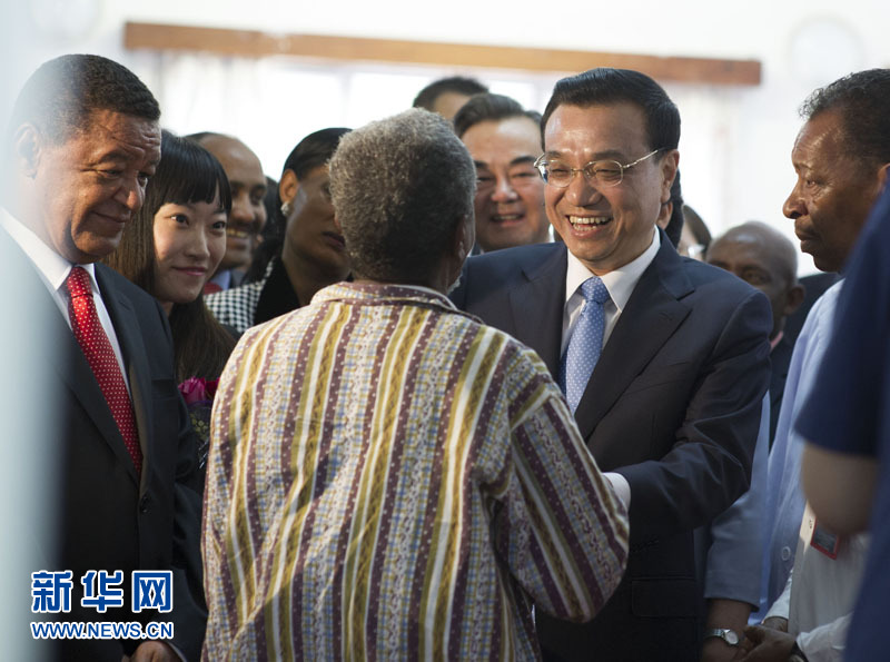 5月6日，中國國務(wù)院總理李克強(qiáng)與埃塞俄比亞總統(tǒng)穆拉圖一同來到亞的斯亞貝巴阿勒塔醫(yī)院，看望受益于中國免費白內(nèi)障手術(shù)&ldquo;光明行&rdquo;活動的埃塞俄比亞患者。新華社記者 謝環(huán)馳 攝 