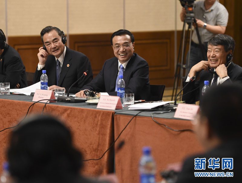  5月6日，國務(wù)院總理李克強(qiáng)在埃塞俄比亞首都亞的斯亞貝巴出席中非經(jīng)貿(mào)人文座談會(huì)。 新華社記者 李學(xué)仁 攝 