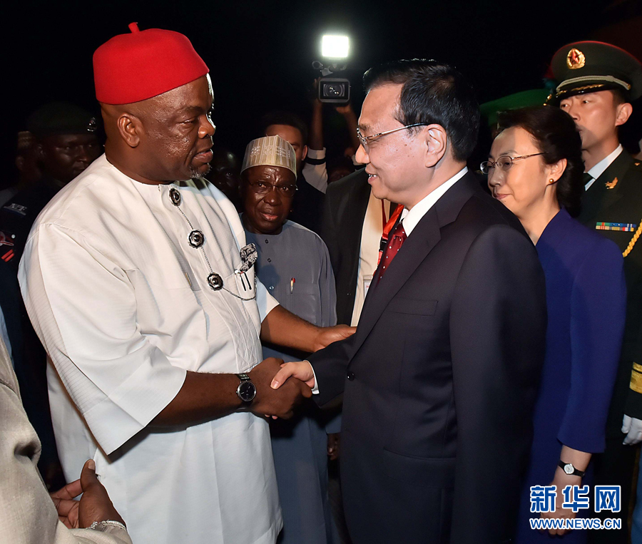     5月6日，應尼日利亞總統喬納森邀請，國務院總理李克強乘專機抵達阿布賈國際機場，開始對尼日利亞進行正式訪問。李克強總理夫人程虹同機抵達。新華社記者 李濤 攝 