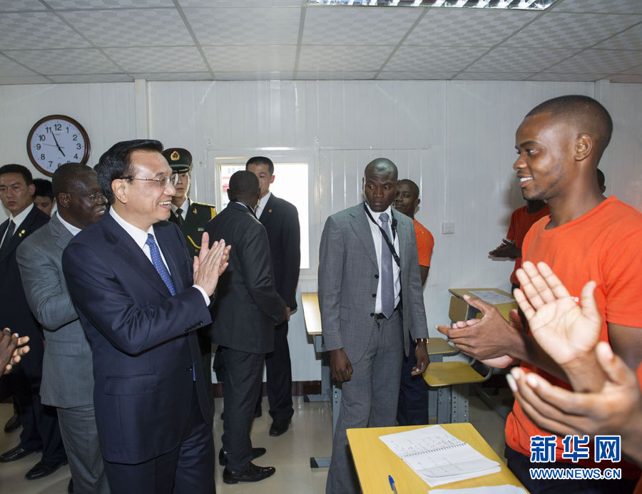 這是李克強在學校教室內同正在上課的學生互動交流。新華社記者王曄攝