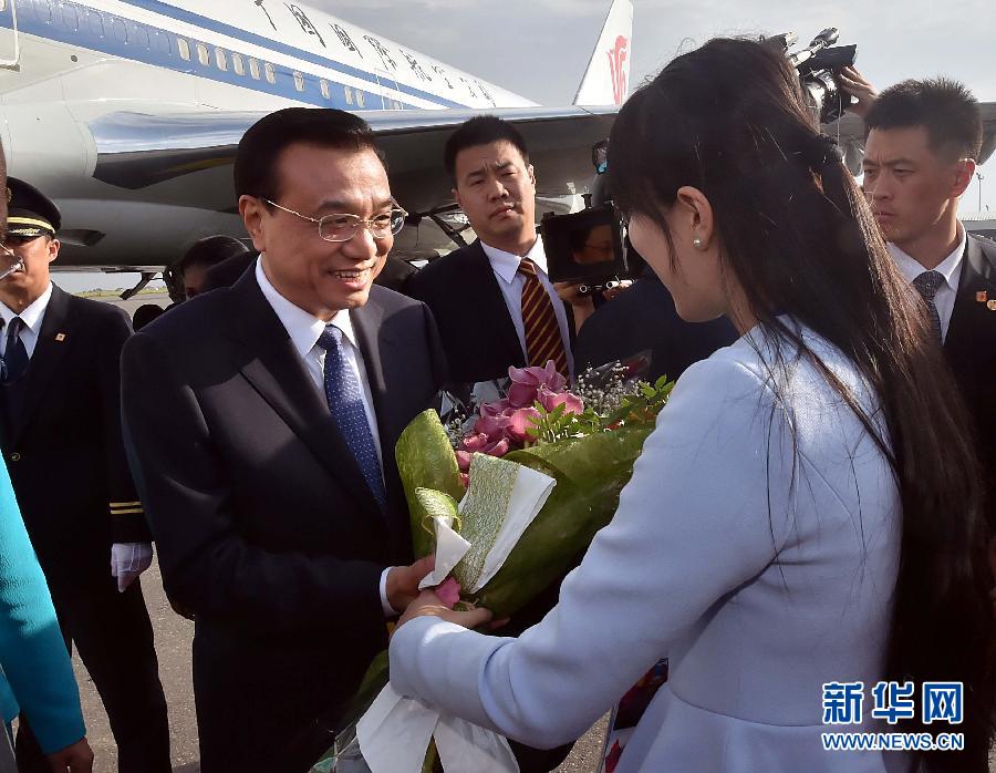 5月8日，應安哥拉總統多斯桑托斯邀請，中國國務院總理李克強乘專機抵達羅安達二月四日國際機場，開始對安哥拉進行正式訪問。 新華社記者李濤 攝 