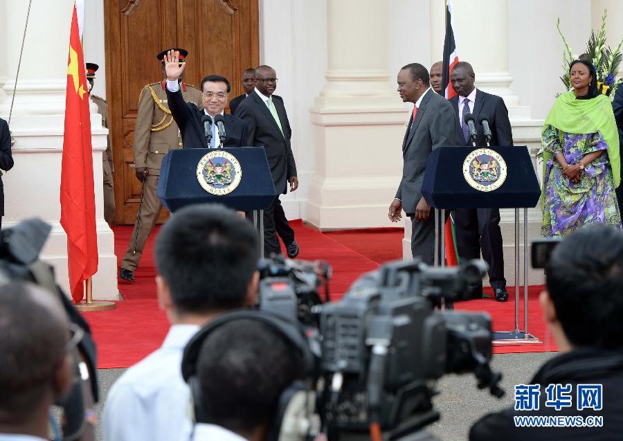 5月10日，中國國務院總理李克強在肯尼亞國家宮與肯總統肯雅塔舉行會談后共同會見記者。 新華社記者 李濤 攝 