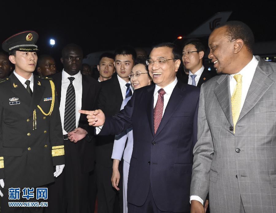 5月9日，應肯尼亞總統肯雅塔邀請，中國國務院總理李克強乘專機抵達內羅畢肯雅塔國際機場，開始對肯尼亞進行正式訪問。李克強總理夫人程虹同機抵達。肯尼亞總統肯雅塔和副總統魯托率肯政府高級官員到機場迎接。新華社記者 李學仁 攝 