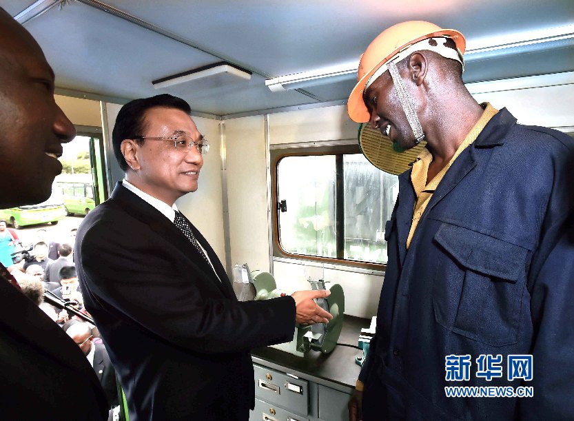 5月11日，國務院總理李克強參觀肯尼亞國家青年服務隊。這是李克強與服務隊隊員親切交談。 新華社記者 李濤 攝