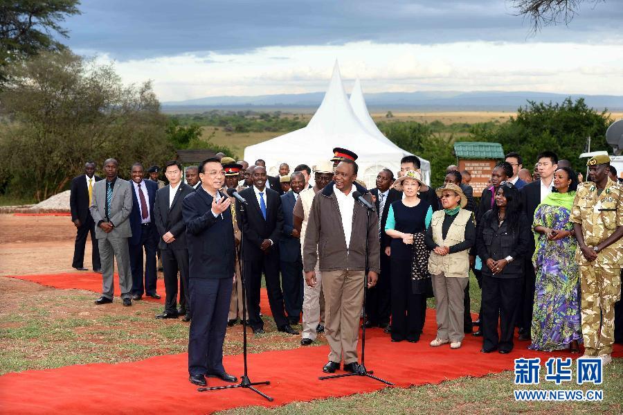 5月10日，國務院總理李克強與肯尼亞總統肯雅塔共同參觀肯尼亞內羅畢國家公園焚燒象牙紀念地，并對中外記者發表講話?？夏醽喐笨偨y魯托陪同參觀。新華社記者 李濤 攝 