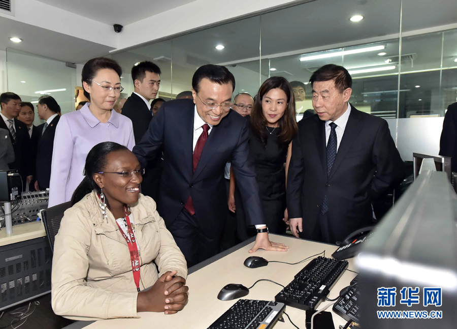 5月11日，中國國務(wù)院總理李克強在肯尼亞首都內(nèi)羅畢看望并慰問中央電視臺非洲分臺員工。 新華社記者 李濤 攝 