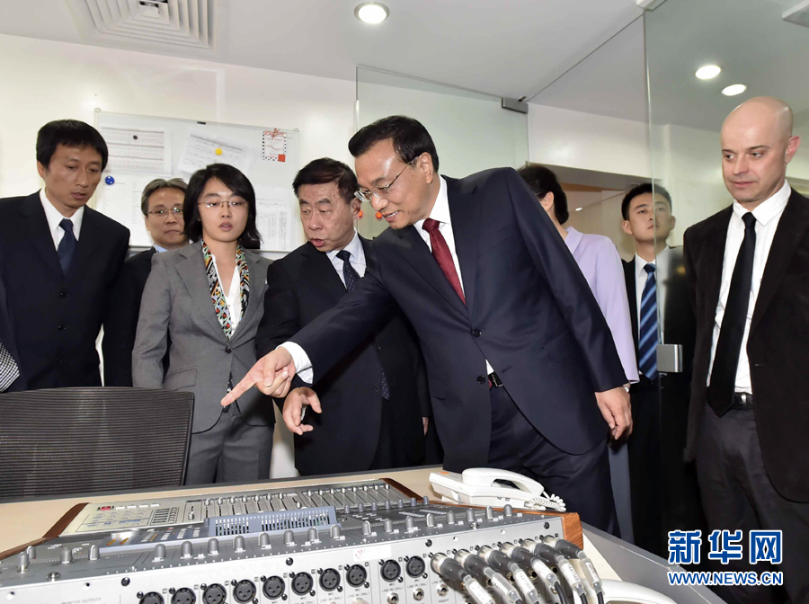5月11日，中國國務(wù)院總理李克強在肯尼亞首都內(nèi)羅畢看望并慰問中央電視臺非洲分臺員工。 新華社記者 李濤 攝 