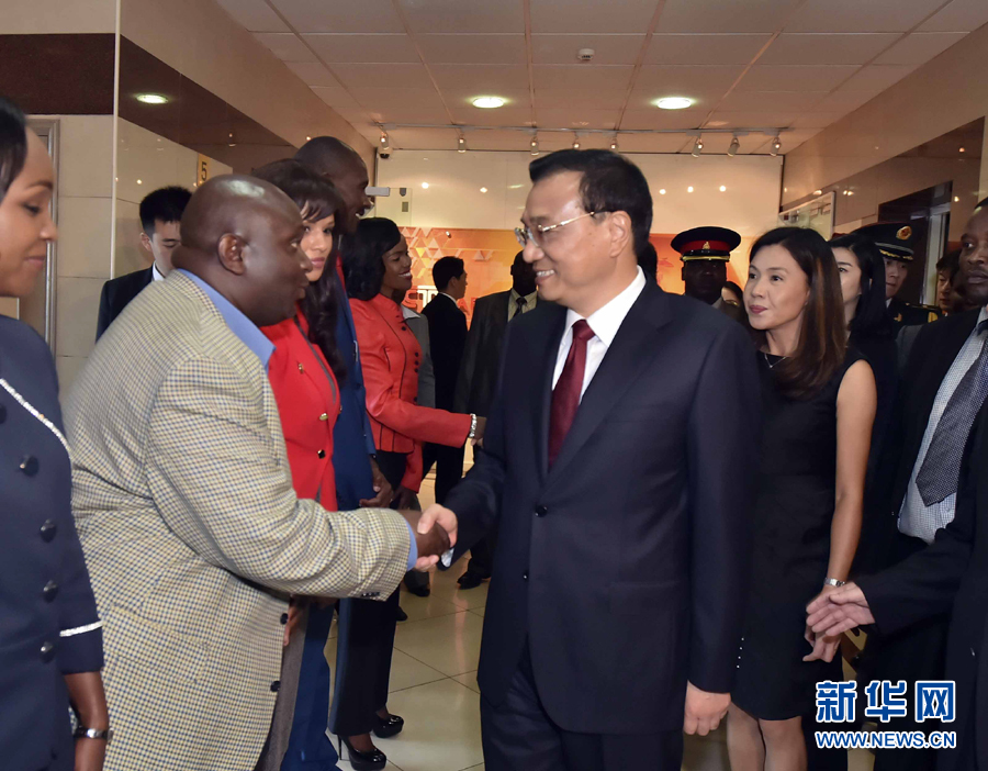 5月11日，中國國務(wù)院總理李克強在肯尼亞首都內(nèi)羅畢看望并慰問中央電視臺非洲分臺員工。 新華社記者 李濤 攝 