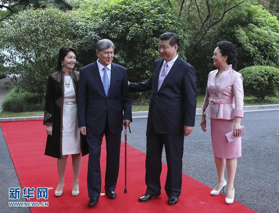 會談前，習近平在上海西郊會議中心廣場為阿坦巴耶夫舉行歡迎儀式。新華社記者 蘭紅光 攝 