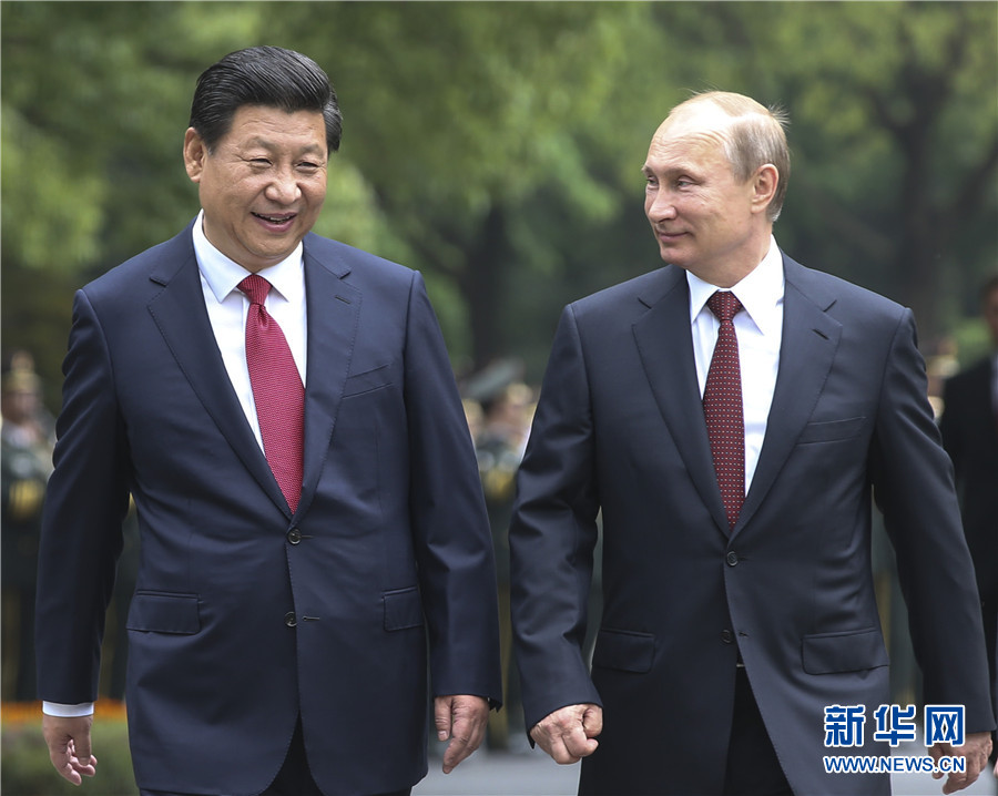 這是會(huì)談前，習(xí)近平在上海西郊會(huì)議中心廣場(chǎng)為普京舉行歡迎儀式。新華社記者 蘭紅光 攝 