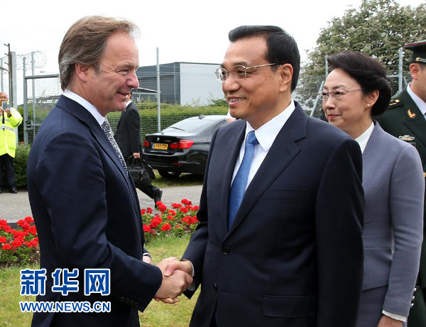 6月16日，應英國首相卡梅倫邀請，國務院總理李克強乘專機抵達倫敦希思羅機場，開始對英國進行正式訪問。李克強總理夫人程虹同機抵達。這是英國政府高級官員到機場迎接李克強總理和夫人。新華社記者 龐興雷 攝