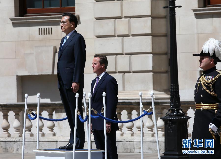 6月17日，中國國務院總理李克強在倫敦唐寧街10號首相府同英國首相卡梅倫舉行中英總理年度會晤。這是會晤前，卡梅倫為李克強舉行隆重的歡迎儀式。新華社記者 龐興雷 攝 