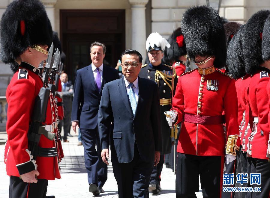 6月17日，中國國務院總理李克強在倫敦唐寧街10號首相府同英國首相卡梅倫舉行中英總理年度會晤。這是會晤前，卡梅倫為李克強舉行隆重的歡迎儀式。新華社記者 龐興雷 攝  