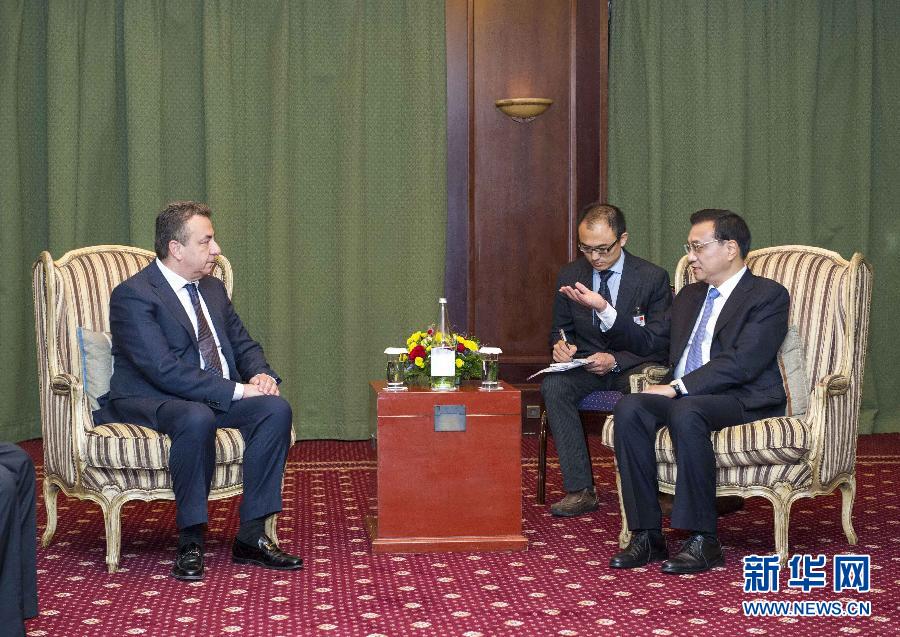 6月21日，國務院總理李克強在希臘克里特省首府伊拉克利翁會見省長阿爾納烏塔基斯。 新華社記者 王曄 攝