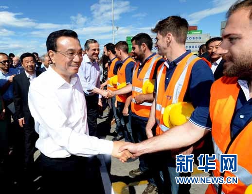 6月20日，國務(wù)院總理李克強與希臘總理薩馬拉斯共同考察中國遠洋運輸集團比雷埃夫斯集裝箱碼頭。這是李克強和薩馬拉斯來到3號碼頭，同碼頭工人親切交流。新華社記者 李濤 攝 