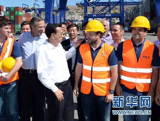 6月20日，國務(wù)院總理李克強與希臘總理薩馬拉斯共同考察中國遠洋運輸集團比雷埃夫斯集裝箱碼頭。這是李克強和薩馬拉斯來到3號碼頭，同碼頭工人親切交流。新華社記者 李濤 攝