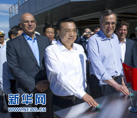 這是李克強與薩馬拉斯共同發(fā)出指令，一列滿載中國貨物的列車緩緩駛出比雷埃夫斯港，開往中東歐目的地。新華社記者 王曄 攝