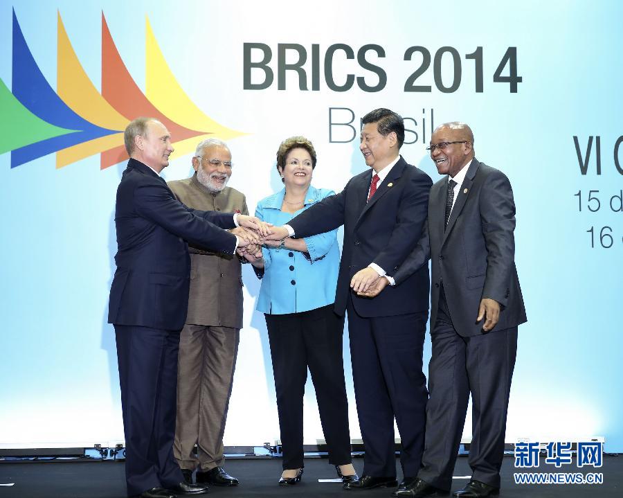 7月15日，國家主席習近平在巴西福塔萊薩出席金磚國家領導人第六次會晤。這是金磚國家領導人集體合影。 新華社記者蘭紅光攝 