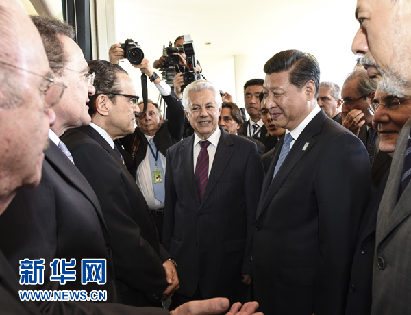 7月16日，國家主席習(xí)近平在巴西利亞會見巴西參議長卡列羅斯和眾議長阿爾維斯。這是兩院議長迎接習(xí)近平主席，并介紹議員代表。 新華社記者李學(xué)仁 攝 