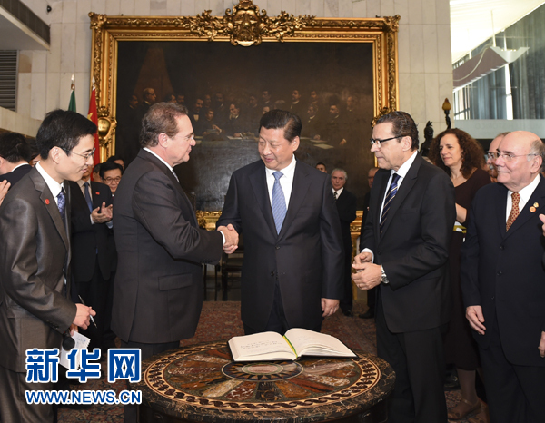 7月16日，國家主席習(xí)近平在巴西利亞會見巴西參議長卡列羅斯（前排左二）和眾議長阿爾維斯（前排右二）。 新華社記者 李學(xué)仁 攝 