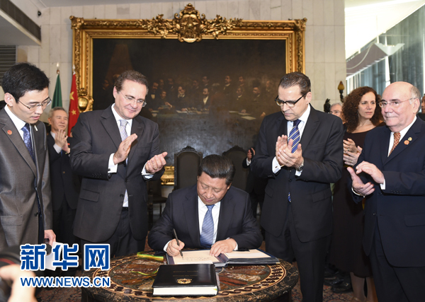 7月16日，國家主席習(xí)近平在巴西利亞會見巴西參議長卡列羅斯（前排左二）和眾議長阿爾維斯（前排右二）。這是習(xí)近平應(yīng)邀為參眾兩院題詞。新華社記者 李學(xué)仁 攝 