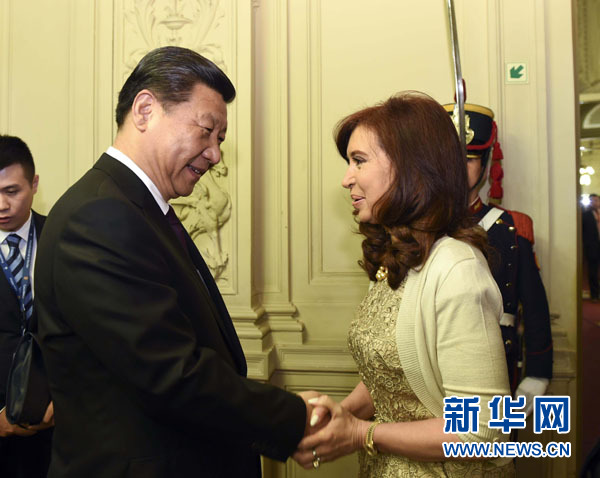 當(dāng)?shù)貢r(shí)間7月18日，國(guó)家主席習(xí)近平在布宜諾斯艾利斯同阿根廷總統(tǒng)克里斯蒂娜舉行會(huì)談。這是會(huì)談開(kāi)始前，克里斯蒂娜在總統(tǒng)府為習(xí)近平舉行隆重歡迎儀式。新華社記者 李學(xué)仁 攝