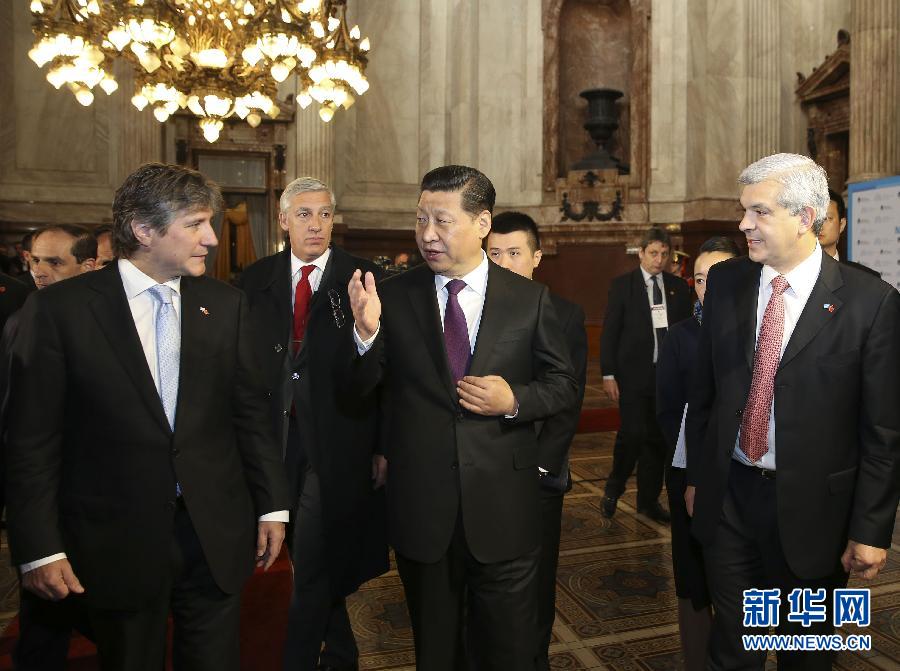 當?shù)貢r間7月19日，國家主席習近平在布宜諾斯艾利斯會見阿根廷副總統(tǒng)兼參議長布杜（前左）和眾議長多明格斯（前右）。 新華社記者丁林攝 