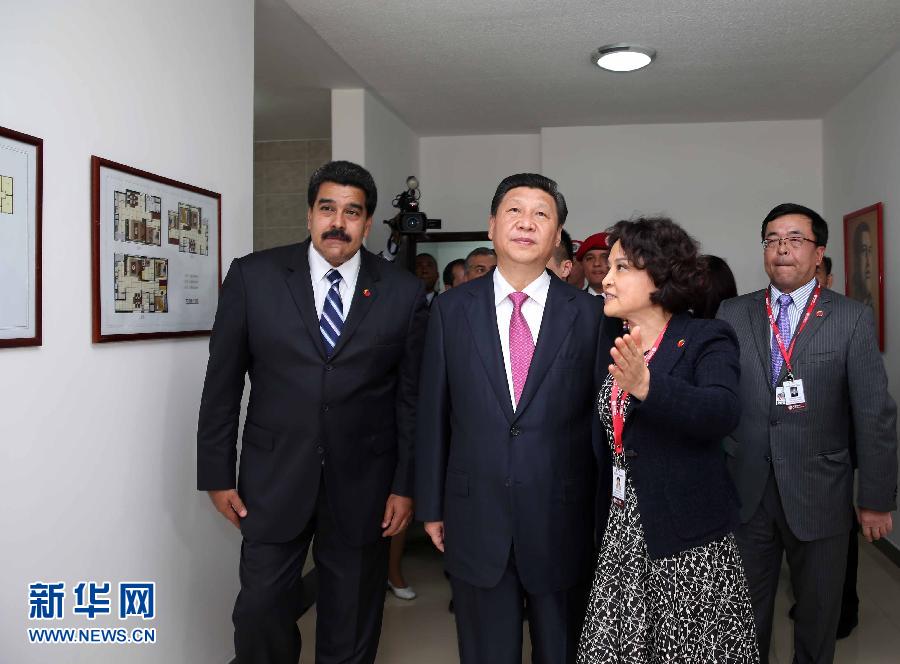當(dāng)?shù)貢r(shí)間7月21日，國(guó)家主席習(xí)近平在委內(nèi)瑞拉總統(tǒng)馬杜羅陪同下在加拉加斯參觀蒂烏娜社會(huì)住房項(xiàng)目。 新華社記者 蘭紅光 攝